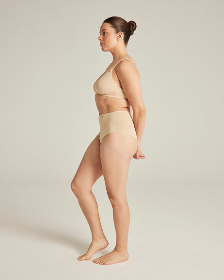 Slip elasticizzato a vita alta / Bare 01